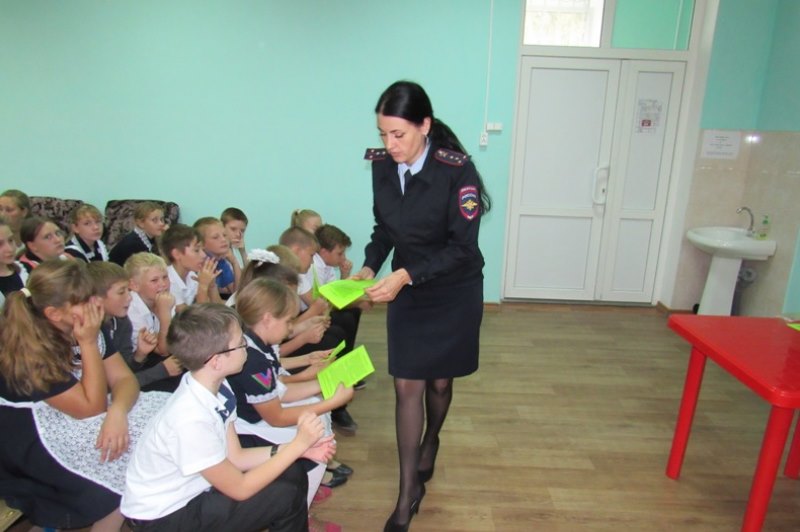 Полицейские Белоглинского района провели профилактическую встречу со школьниками.